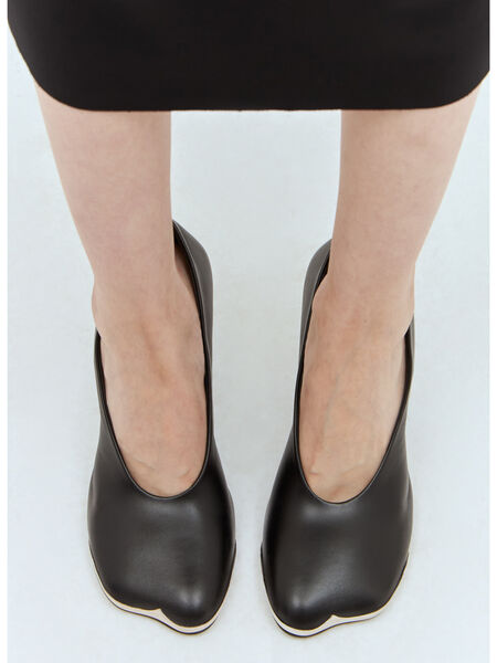 D&eacute;collet&eacute; Duck Heels